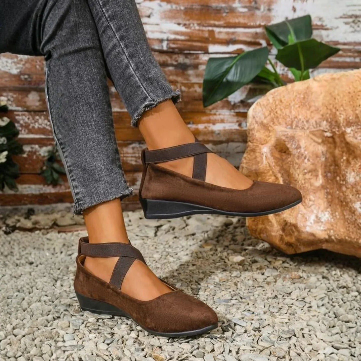 Victoria - Elegant Closed Wedge Shoes